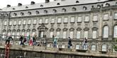 <span style='font-family: Arial; font-size: 15px; color: White;'>Enkelte tilskuere havde taget opstillet ved Christiansborg.</span> <span style='font-family: Arial; font-weight: normal; font-size: 15px; color: #999999;'>Foto: Joachim Adrian / POLFOTO</span>
