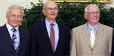 <span style='font-family: Arial; font-size: 15px; color: White;'>Den 20.juli 2009, på 40-årsdagen for månelandingen blev Neil Armstrong, Michael Collins og Buzz Aldrin hyldet af præsident Barack Obama.</span> <span style='font-family: Arial; font-weight: normal; font-size: 15px; color: #999999;'>Foto: AP Photo/NASA / POLFOTO</span>