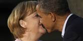 <span style='font-family: Arial; font-size: 15px; color: White;'>Der er tit blevet gjort grin med Tysklands forbundkansler Angela Merkel på grund af hendes lidt mandige fremtoning og attitude. Maskulin eller ej - hun skal ha' et Obama-kys.</span> <span style='font-family: Arial; font-weight: normal; font-size: 15px; color: #999999;'>Foto: Charles Dharapak / POLFOTO</span>