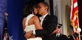 <span style='font-family: Arial; font-size: 15px; color: White;'>Her får Michelle eksempelvis det allerførste officielle præsidentkys ved ballet, der markerede Obamas tiltrædelse som statsoverhoved i 2009.</span> <span style='font-family: Arial; font-weight: normal; font-size: 15px; color: #999999;'>Foto: Charles Dharapak / POLFOTO</span>