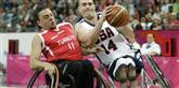 <span style='font-family: Arial; font-size: 15px; color: White;'>De handicappede atleter holder sig ikke tilbage, og kørestolsbasket er, i modsætning til almindelig basketball, en kontaktsport.</span> <span style='font-family: Arial; font-weight: normal; font-size: 15px; color: #999999;'>Foto: Alastair Grant / POLFOTO</span>