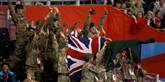 <span style='font-family: Arial; font-size: 15px; color: White;'>I dag er en del af de handicappede atleter veteraner fra krigene i Irak og Afghanistan. Her hepper en gruppe britiske soldater på deres tidligere kolleger under volleyballkampen.</span> <span style='font-family: Arial; font-weight: normal; font-size: 15px; color: #999999;'>Foto: Matt Dunham / POLFOTO</span>
