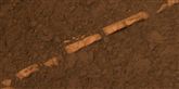 <span style='font-family: Arial; font-size: 15px; color: White;'>Her fandt Opportunity mineraler, som udelukkende opstår steder, hvor der har været vand. Sprækkerne i jorden kan potentielt gemme på liv.</span> <span style='font-family: Arial; font-weight: normal; font-size: 15px; color: #999999;'>Foto: NASA/JPL-Caltech/Cornell Univ./ USGS/Modesto Junior College</span>
