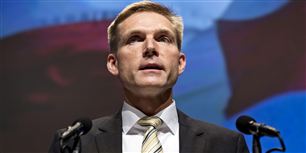Kristian Thulesen Dahl med Dannebrog i ryggen lod i sin årsmødetale forstå, at han går ind for, at dagpengeperioden bliver forlænget yderligere.