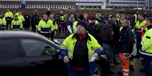 Det er dybt pinligt, at Dansk Folkeparti ikke kan finde ud af, hvad de mener om blokaderetten, mener Socialdemokraterne. Der er forskel på blokade mod et firma med en anden overenskomst og blokade mod et firma, der bruger underbetalte østarbejdere, lyder forklaringen fra Dansk Folkeparti.