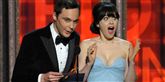 <span style='font-family: Arial; font-size: 15px; color: White;'>Hvor spændende er det lige? Zooey Deschanel forstod at øge spændingen sammen med Jim Parsons, da de præsenterede en pris.</span> <span style='font-family: Arial; font-weight: normal; font-size: 15px; color: #999999;'>Foto: John Shearer/Invision/AP / POLFOTO</span>