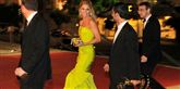 <span style='font-family: Arial; font-size: 15px; color: White;'>Julie Bowen, der vandt en Emmy for sin rolle i 'Modern Family' var efterfulgt af et harem af mænd - måske på grund af den flotte kjole.</span> <span style='font-family: Arial; font-weight: normal; font-size: 15px; color: #999999;'>Foto: Chris Pizzello/Invision/AP / POLFOTO</span>