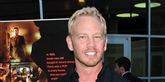 <span style='font-family: Arial; font-size: 15px; color: White;'>Den unge Steve Sanders var fra seriens begyndelse rigmandssønnen, der altid sprang over, hvor gærdet var lavest. I dag er Ian Ziering blevet 48 år. Han har været gift og er blevet skilt igen fra en Playboy-model. Karrieren har ikke budt på de store succeser, men han har dog modtaget en pris for bedste skuespil i filmen 'Stripped Down'.</span> <span style='font-family: Arial; font-weight: normal; font-size: 15px; color: #999999;'>Foto: Colourbox</span>
