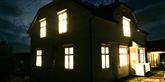 <span style='font-family: Arial; font-size: 15px; color: White;'>Samme lån fås 19 procent billigere hos Nykredit. Her betaler man 9.800 kroner i bidrag.</span> <span style='font-family: Arial; font-weight: normal; font-size: 15px; color: #999999;'>Foto: Colourbox</span>