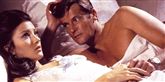 <span style='font-family: Arial; font-size: 15px; color: White;'>Roger Moore som Agent 007 med sin babe, skuespillerinden Jane Seymour, ved sin side i filmen "Live and Let Die" fra 1973. Roger Moore spillede James Bond i hele syv film.</span> <span style='font-family: Arial; font-weight: normal; font-size: 15px; color: #999999;'>Foto: AP Photo/United Artists and Danjaq, LLC / POLFOTO</span>