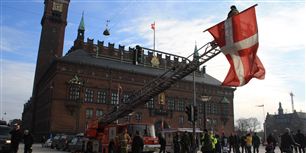 ”Det her viser berettigelsen af den kritik, der har været rejst i
medierne. Brandfolkene blev kørt alt for hårdt, og der var fundamentale
fejl i forhold til øvelsernes formål og opbygning,” siger Finn Olsen, der er ekspert i sikkerhed for brandfolk.