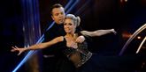 <span style='font-family: Arial; font-size: 15px; color: White;'>Slowfox-pigerne var derimod i store selskabskjoler. Her ses danser Karina Frimodt med musikeren Rasmus Nøhr i en elegant slowfox.</span> <span style='font-family: Arial; font-weight: normal; font-size: 15px; color: #999999;'>Foto: Mogens Flindt / POLFOTO</span>