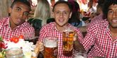 <span style='font-family: Arial; font-size: 15px; color: White;'>Oktoberfesten bliver år efter år i større og større tal besøgt af udlændinge, hovedsageligt fra Italien, USA, Japan og Australien. Her deltager fodboldspillere fra Bayern München - fra venstre: Luiz Gustavo, Rafinha og Dante.</span> <span style='font-family: Arial; font-weight: normal; font-size: 15px; color: #999999;'>Foto: AP Photo/Thomas Niedermueller / POLFOTO</span>