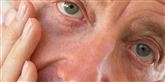 <span style='font-family: Arial; font-size: 15px; color: White;'>Lad være med at gå og pille dig selv og andre i ansigtet hele tiden. Dine bakteriefyldte hænder kaster nemlig sygdom direkte over i øjne og næsen, og det er gennem der, du oftest bliver smittet med andres forkølelser.</span> <span style='font-family: Arial; font-weight: normal; font-size: 15px; color: #999999;'>Foto: Colourbox</span>
