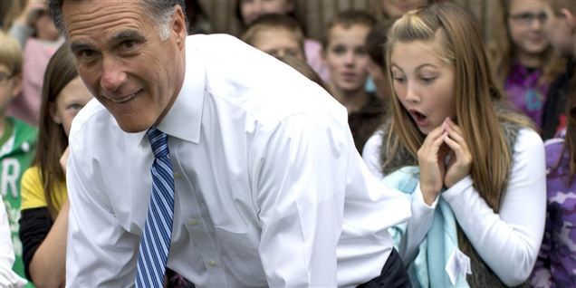 Se Mitt Romney stikke måsen i hovedet på barn