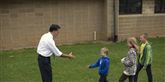 <span style='font-family: Arial; font-size: 15px; color: White;'>Her hilser Romney på de unge skolebørn og alle ser glade ud. Men efter pruttebilledet er republikanerne ude efter billedbureauet AP, som de mener ikke burde have udgivet det lidt uheldige billede, hvor man kan mistænke Romney for at være lidt uartig.</span> <span style='font-family: Arial; font-weight: normal; font-size: 15px; color: #999999;'>Foto: Evan Vucci/AP</span>