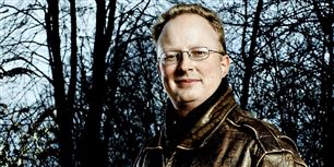 Frederik Hansen behøver ikke stå i en skov for at smile. Det er nemlig blevet både rarere og mindre stresset for ham at sætte sig foran arbejdscomputeren og programmere.