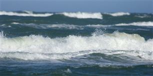 En tur på stranden endte med en mystisk genstand, som ramte en kvinde i foden.