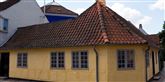 <span style='font-family: Arial; font-size: 15px; color: White;'>Gå i fodsporerne på Danmarks største digter, og se hvordan den lille Hans Christian voksede op i Odense. Download Odense Mobilguide under fællesmappen MyWay via App Store og Google Play. Det er ganske gratis.</span> <span style='font-family: Arial; font-weight: normal; font-size: 15px; color: #999999;'>Foto: Colourbox</span>
