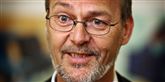 <span style='font-family: Arial; font-size: 15px; color: White;'>Den afgående erhvervsminister Ole Sohn (SF) har voksne børn, der er for gamle til at nyde ministerpension. Næste minister er minister for børnene i skolerne, se om hendes børn får penge.</span> <span style='font-family: Arial; font-weight: normal; font-size: 15px; color: #999999;'>Foto: Jens Dresling / POLFOTO</span>