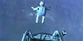 <span style='font-family: Arial; font-size: 15px; color: White;'>Og så går det løs! Felix Baumgartner falder med en topfart på 1.342 kilometer i timen, hvilket svarer til 1,24 gange lydens hastighed, og bryder lydmuren.</span> <span style='font-family: Arial; font-weight: normal; font-size: 15px; color: #999999;'>Foto: AP Photo/Red Bull Stratos / POLFOTO</span>