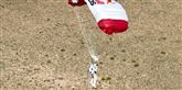 <span style='font-family: Arial; font-size: 15px; color: White;'>Efter omkring 10 minutter i luften nærmer Felix Baumgartner sig den trygge jord...</span> <span style='font-family: Arial; font-weight: normal; font-size: 15px; color: #999999;'>Foto: AP Photo/Red Bull, Predrag Vuckovic / POLFOTO</span>