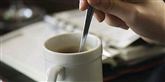 <span style='font-family: Arial; font-size: 15px; color: White;'>Frokost- og kaffepauser kan altså være årsag til ulykker. Tre kvinder kom i hvert fald til skade med kaffe i arbejdstiden. Ingen mænd kom til skade med kaffe. Spilder de mon mindre?</span> <span style='font-family: Arial; font-weight: normal; font-size: 15px; color: #999999;'>Foto: www.colourbox.com</span>