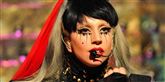 <span style='font-family: Arial; font-size: 15px; color: White;'>Den gakkede Lady Gaga kan sagtens købe flere tusinde kødkjoler lavet af velmasserede okser fra Japan. Den 26-årige popsanger har nemlig 298 millioner kroner i banken, og det rækker til en delt femteplads.</span> <span style='font-family: Arial; font-weight: normal; font-size: 15px; color: #999999;'>Foto: Polfoto, AP, Nick Ansell</span>