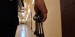 Politi og domstole har fået væltet penge ned over sig, mens Kriminalforsorgen er blevet udsultet, lyder det fra de ansatte i fængslerne.