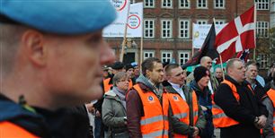 Både unge og gamle krigsveteraner protesterede i dag mod den såkaldte seks-måneders-regel. Reglen har den konsekvens, at en soldat - der er blevet psykisk såret i tjeneste - nægtes erstatning, hvis han/hun ikke har været til lægen senest seks måneder efter endt mission.