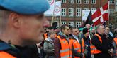 <span style='font-family: Arial; font-size: 15px; color: White;'>Både unge og gamle krigsveteraner protesterede i dag mod den såkaldte seks-måneders-regel. Reglen har den konsekvens, at en soldat - der er blevet psykisk såret i tjeneste - nægtes erstatning, hvis han/hun ikke har været til lægen senest seks måneder efter endt mission.</span> <span style='font-family: Arial; font-weight: normal; font-size: 15px; color: #999999;'>Foto: Rikke Dyrberg</span>
