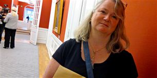 Suzan Christensen til samråd på Christiansborg med sin sygedagpengesag pakket i kuverter.&nbsp;
