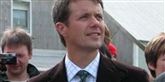 <span style='font-family: Arial; font-size: 15px; color: White;'>Kronprins Frederik blev nytårsnat i 1992 stoppet af politiet. Her fandt man den unge kronprins plørefuld på passagersædet og kæresten Malou Aamund siddende foran rattet. Problemet var, at Aamund ikke havde kørekort. Hun fik en bøde på 4.000 kroner og kronprinsen måtte aflægge forklaring hos mor Dronningen og give en offentlig undskyldning. Pinligt.</span> <span style='font-family: Arial; font-weight: normal; font-size: 15px; color: #999999;'>Foto: Erik Christensen/Porkeri Website</span>