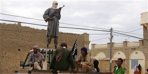 Tropper fra den islamitiske gruppe Ansar Dine vogter i Tumbuktu
