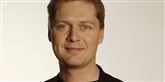 <span style='font-family: Arial; font-size: 15px; color: White;'>Komikeren Lasse Rimmer er tilsyneladende så sjov, at han med sin humor og 40 år på bagen kan score den 17 år yngre Nanna Heisel.</span> <span style='font-family: Arial; font-weight: normal; font-size: 15px; color: #999999;'>Foto: Pressefoto</span>
