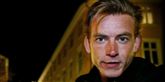 <span style='font-family: Arial; font-size: 15px; color: White;'>Ken Vedsegaard er nok bedst kendt for at have spillet den unge Erik i DR-serien 'Krøniken'. Men i juni 2012 blev han også kendt for hans mere voldelige side efter en våd tur i byen. Her blev han indblandet i slagsmål med blandt andre Jesper 'Jokeren' Dahl. Ken Vedsegaard undskyldte efterfølgende episoden over for Ekstra Bladet.</span> <span style='font-family: Arial; font-weight: normal; font-size: 15px; color: #999999;'>Foto: STORMLY HANSEN JESPER / POLFOTO</span>