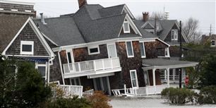 Knap har vandet trukket sig tilbage efter megastormen Sandy, før meteorologerne melder om nye faretruende vejrforhold.