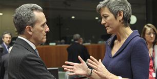Margrethe Vestager erkender, at ventetiden er blevet for lang, når ledige klager over jobcentrene. Her ses hun i dialog med Italiens finansminister til møde i Bruxelles.