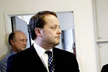 Sundhedsministeren kritiseres for at sætte penge over sundhed