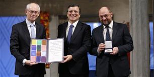 Fra vestre ses formanden for Det Europæiske Råd, Herman Van Rompuy. Det Europæiske Råd fastlægger Den Europæiske Unions overordnede politiske retningslinjer og prioriteter. I midten ses formanden for EU-Kommissionen, Jose Manuel Barroso. EU-Kommissionen foreslår ny lovgivning, gennemfører beslutninger, stadfæster EU's traktater og styrer den generelle dag-til-dag drift af EU. Til højre ses formanden for Europa-Parlamentet Martin Schulz med Nobelprisen.