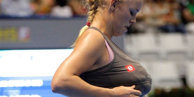 Se Wozniacki strutte med kæmpebryster