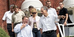Det var glade dage dengang i 2004, da Fogh-regeringen holdt sommerseminar på Havreholm Slot. Kort forinden havde den borgerlige regering gennemført en reform af AMU-systemet, som tillod private firmaer adgang til statsstøttet efteruddannelse. Men hverken undervisningsminister Ulla Tørnæs (V) eller efterfølgeren Bertel Haarder (V) greb ind for at forhindre den svindel, som bredte sig i AMU-systemet.