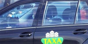 Du kan komme til at vente længere på en taxa. Der bliver færre hyrevogne på de danske gader.