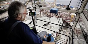 Kranføreren her mangler ikke nødvendigvis kolleger, selvom virksomheder i byggebranchen oplever mange forgæves rekrutteringer. En forgæves rekruttering er nemlig ikke det samme som en ubesat stilling, hvis du spørger økonomiske eksperter.