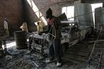 Vold mod oppositionen er udbredt i Zimbabwe. Her er det en fabrik i Chitungwiza cirka 25 km øst for hovedstaden Harare. Fabrikken blev udsat for en brandbombe i dag mandag, fordi ejeren - Wallace Madzimure - støtter oppositionspartiet.