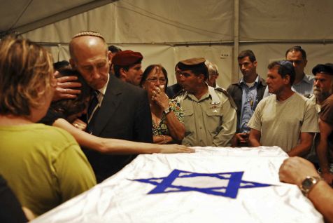 Kisterne ankommer til Israel i går.  <b>Foto: AP</b>