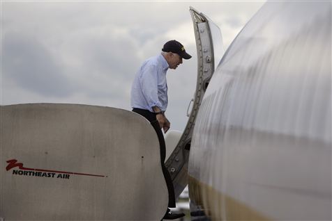 McCain trist: Medierne elsker Obama