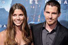 Christian Bale med sin hustru Sibi Bale i Spanien i går. Hun oplever ham ofte som "flere forskellige mænd," siger han.