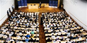 Der er travlt op til studiestart på universiteterne. Som det er nu får de ansatte i administrationen udbetalt deres overarbejde, hvis de ikke når at afspadsere samme måned. Den afspadsering vil finansminister Bjarne Corydon sprede ud over et kvartal.