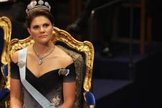 Den svenske kronprinsesse Victoria forarger den lettere excentriske ninjamand fra Vanløse. Svenske aviser melder om, at han nu på vej til Stockholm.